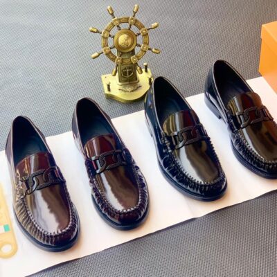 Tods Men Patent Leather Kate Chain Loafers in Black and Burgundy
