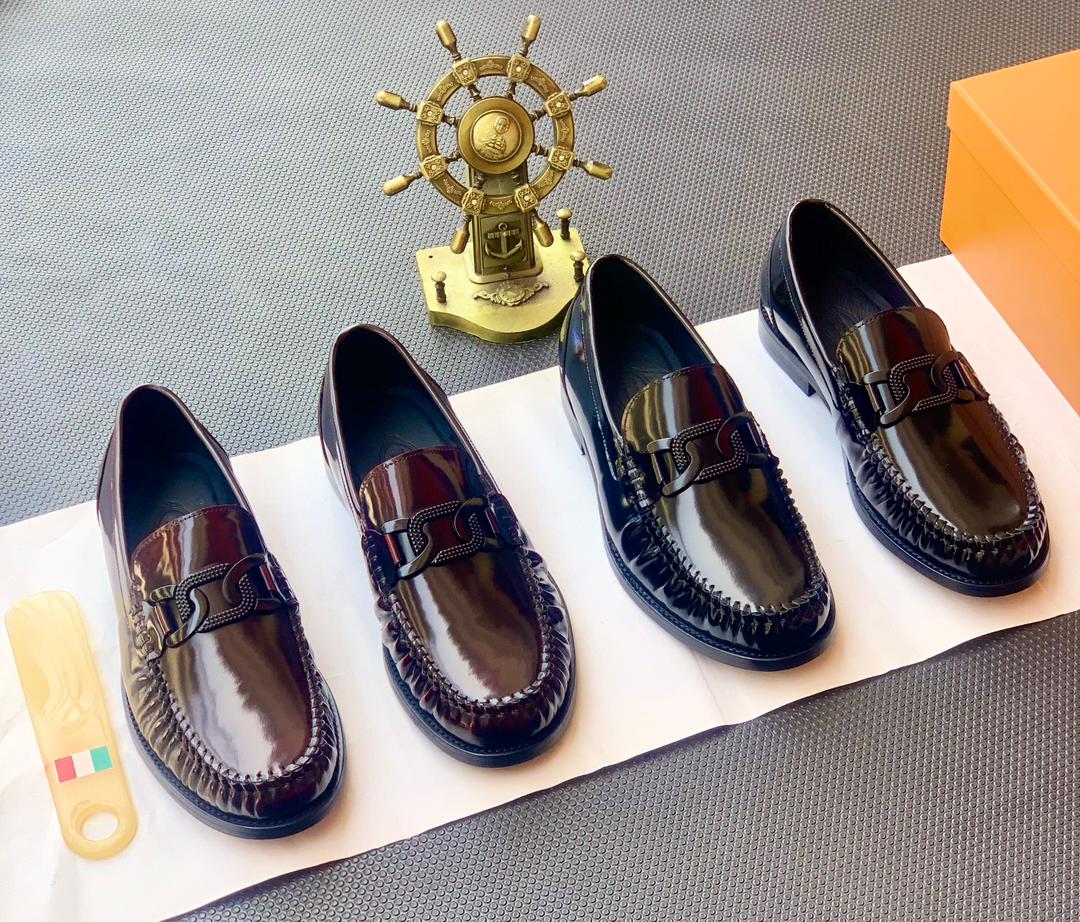 Tods Men Patent Leather Kate Chain Loafers in Black and Burgundy